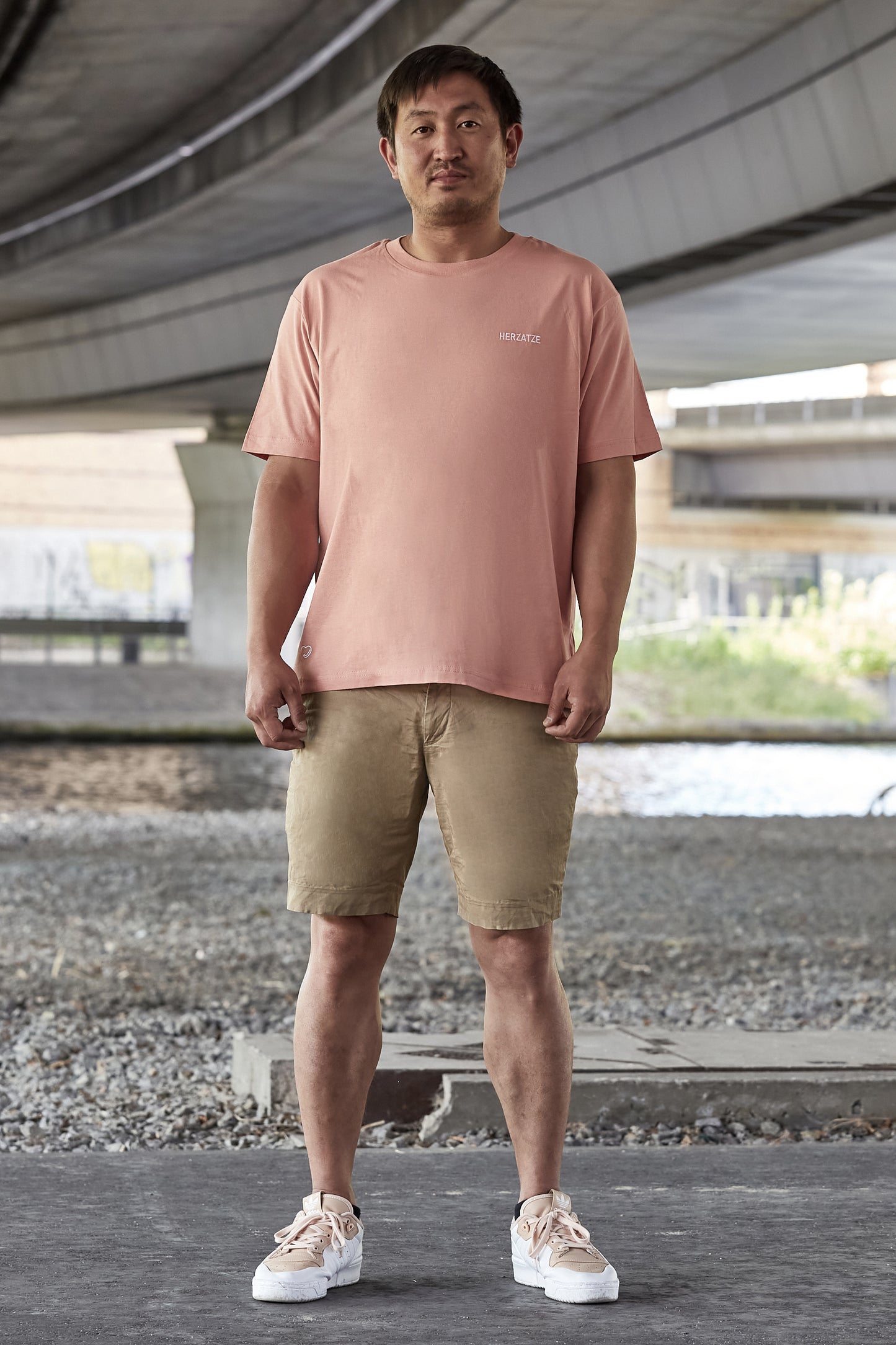 T-Shirt »Läuft, man.« – lehmrot