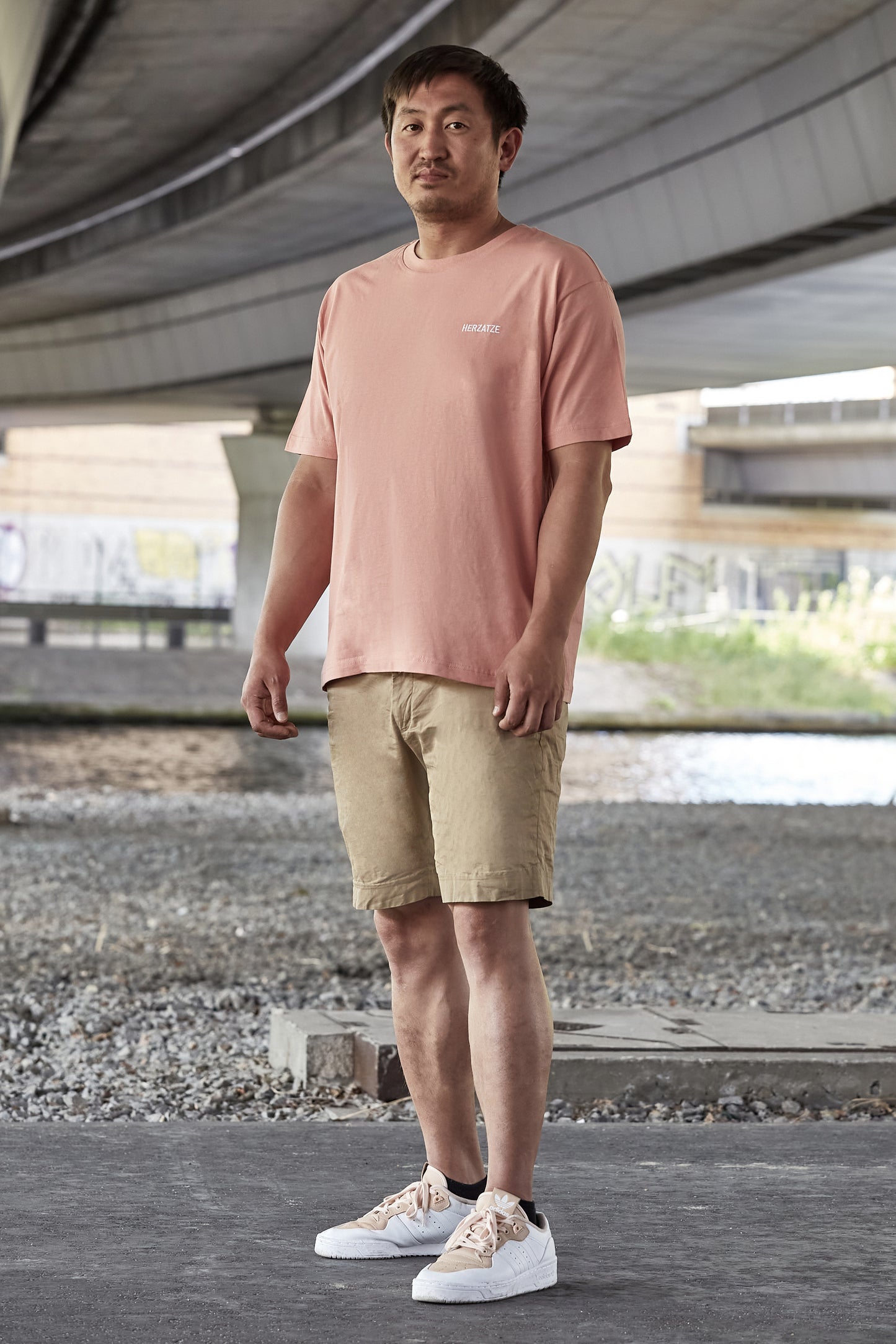 T-Shirt »Läuft, man.« – lehmrot